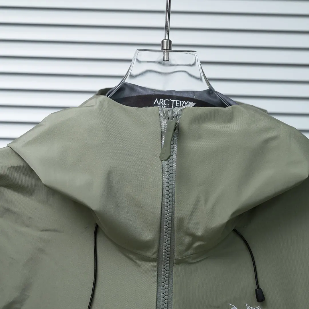 Alpha SV GORE-TEX Pro Hooded Shell Jacket D33023660 — view 4