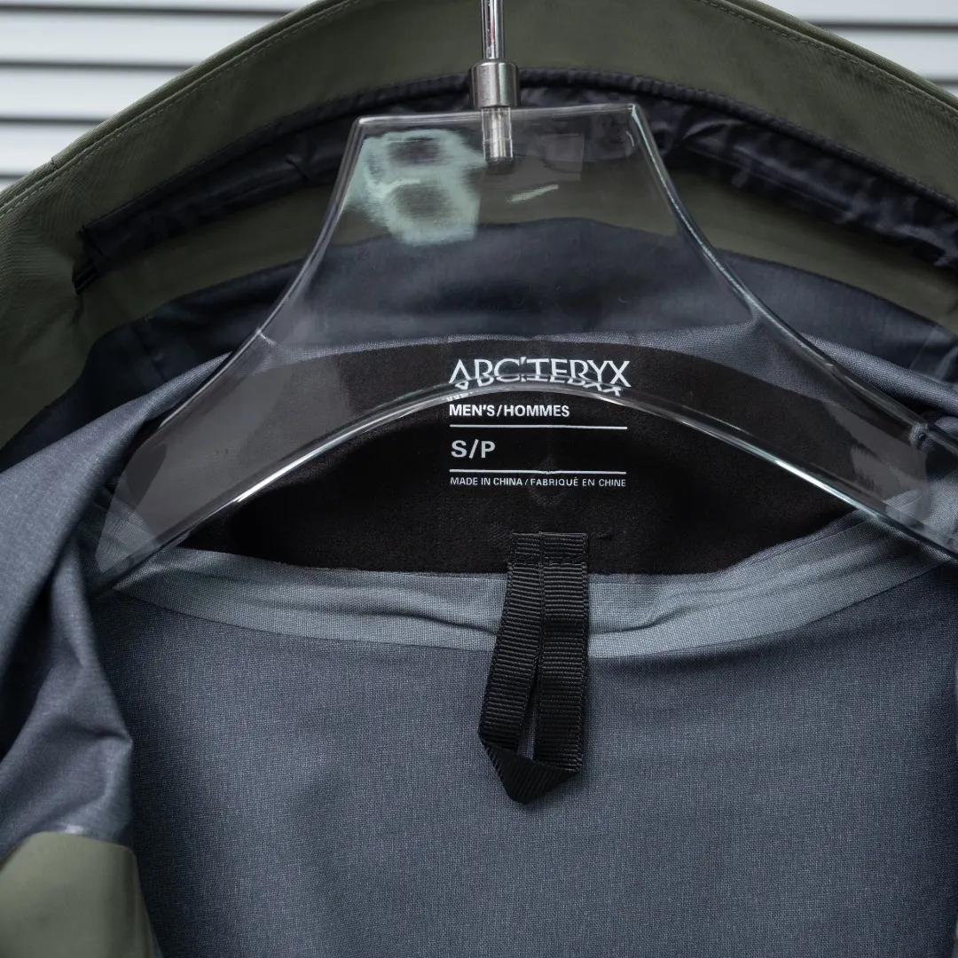 Alpha SV GORE-TEX Pro Hooded Shell Jacket D33023660 — view 13