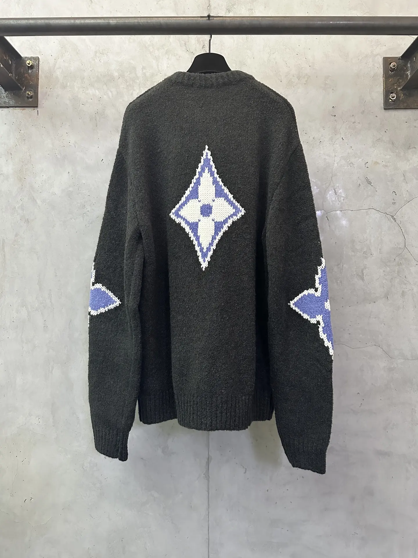 Intarsia Logo Wool-Blend Crew-Neck Sweater D33523110 — view 2
