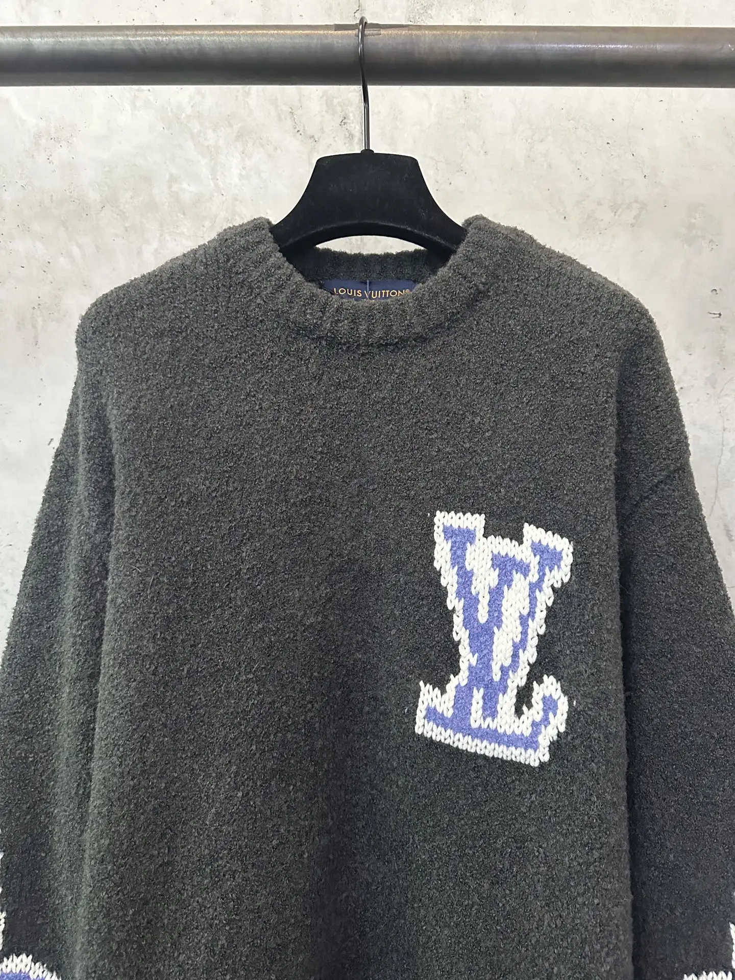 Intarsia Logo Wool-Blend Crew-Neck Sweater D33523110 — view 3