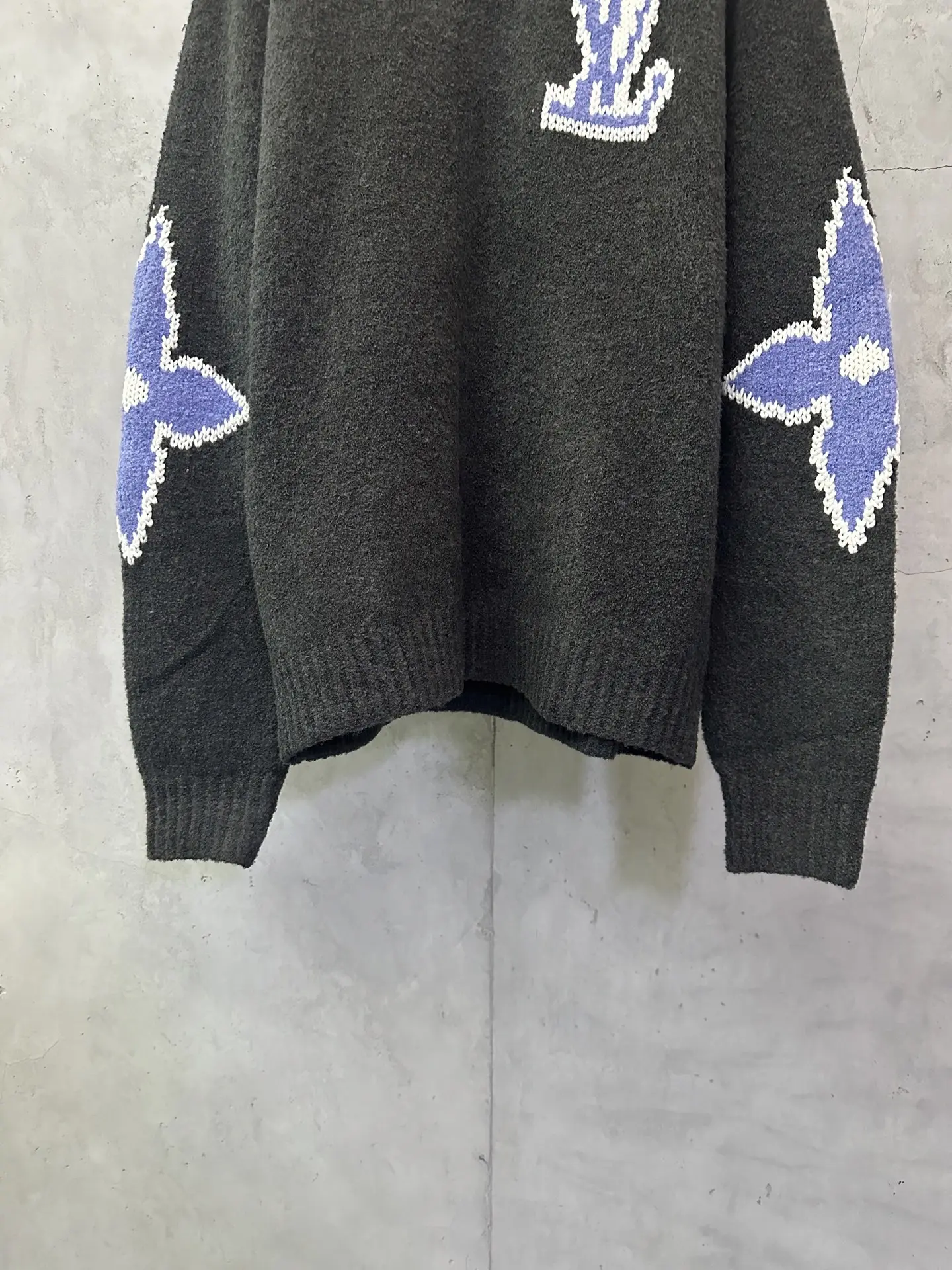 Intarsia Logo Wool-Blend Crew-Neck Sweater D33523110 — view 4