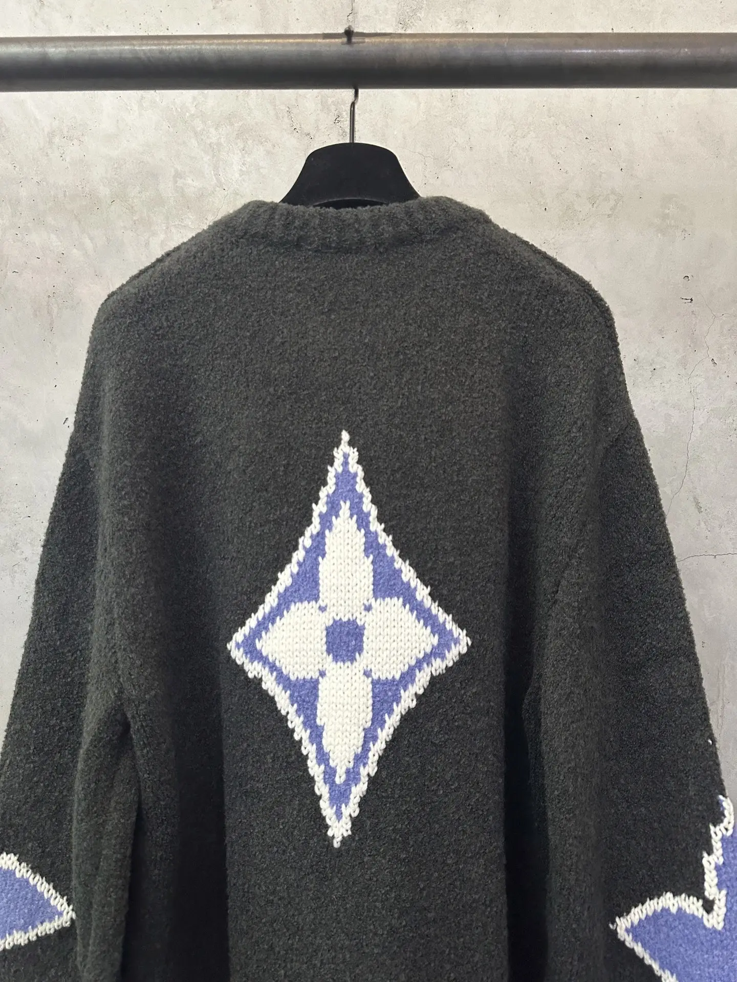 Intarsia Logo Wool-Blend Crew-Neck Sweater D33523110 — view 5