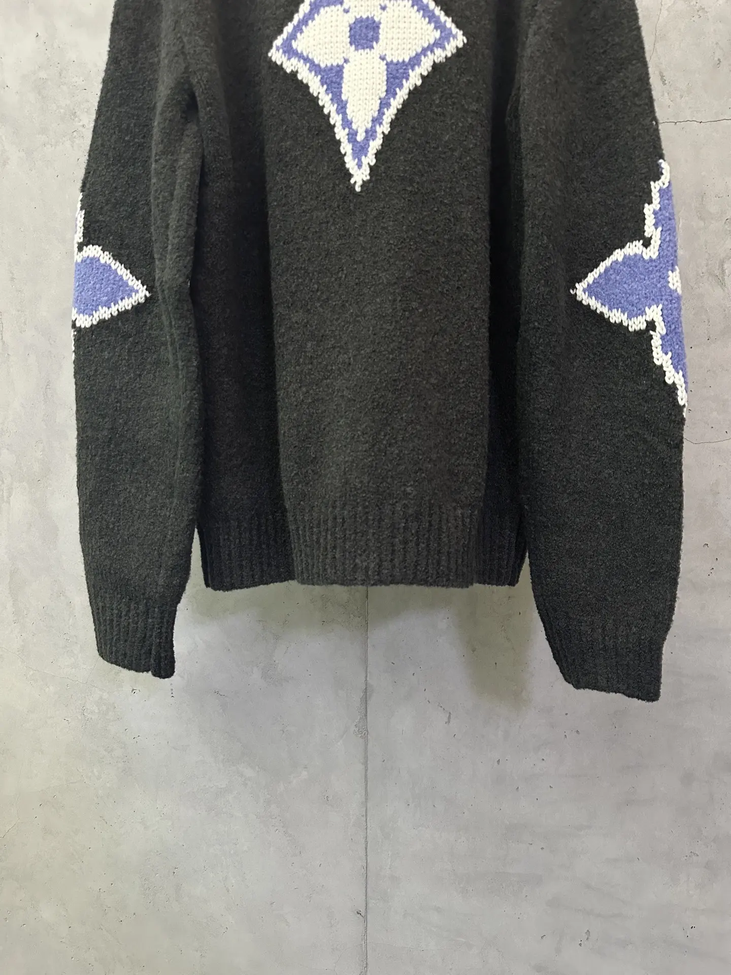 Intarsia Logo Wool-Blend Crew-Neck Sweater D33523110 — view 6