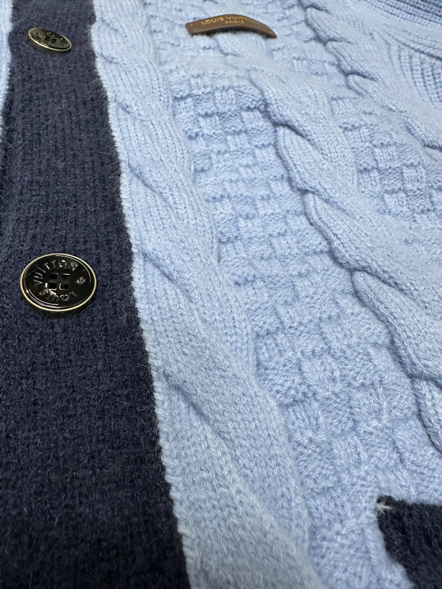 Cable-Knit Contrast Trim Cardigan D33520458 — view 9