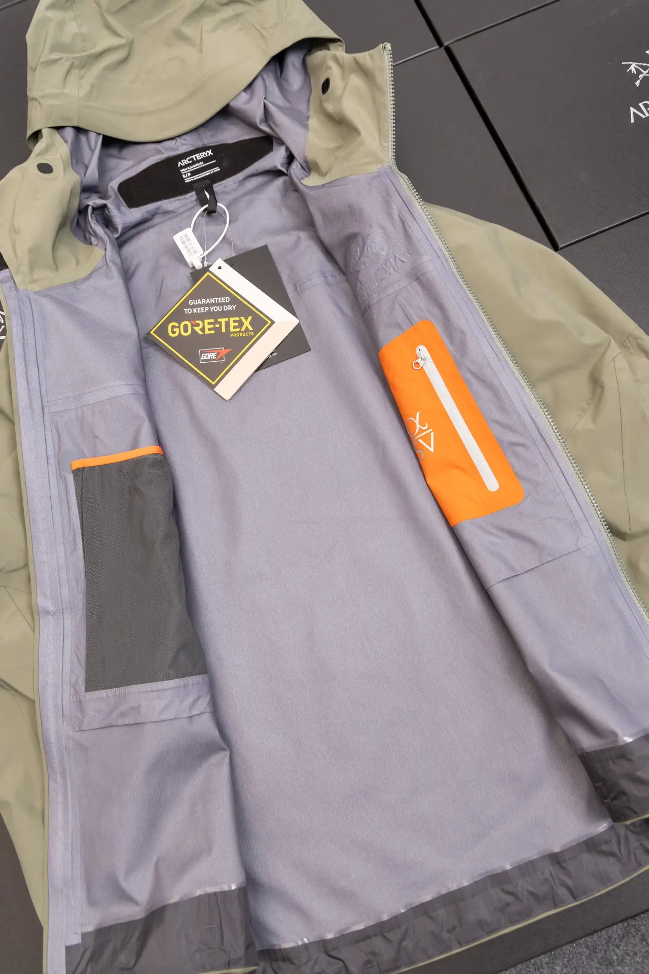 Alpha SV GORE-TEX Hooded Shell Jacket D34019490 — view 2