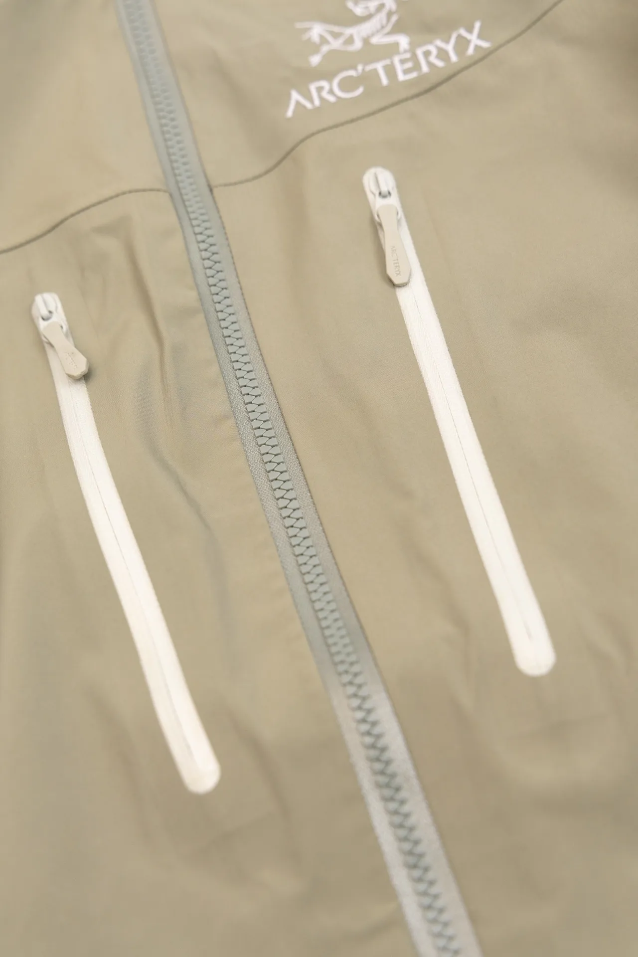 Alpha SV GORE-TEX Hooded Shell Jacket D34019490 — view 4
