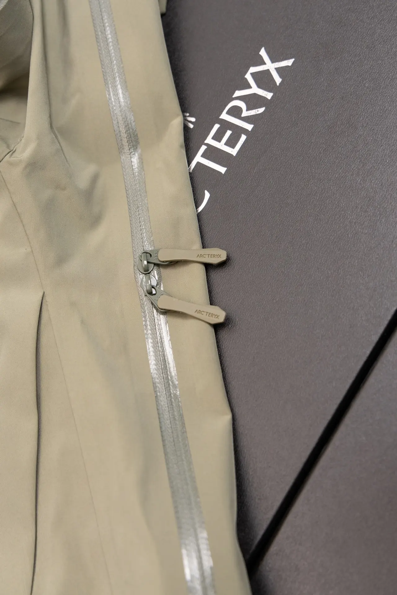 Alpha SV GORE-TEX Hooded Shell Jacket D34019490 — view 7