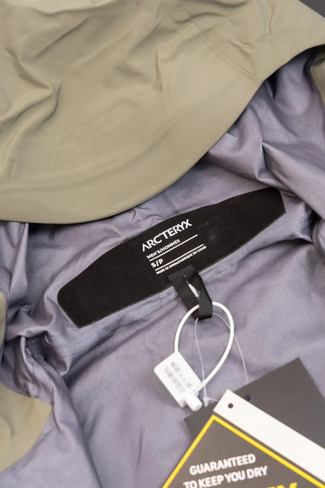 Alpha SV GORE-TEX Hooded Shell Jacket D34019490 — view 9
