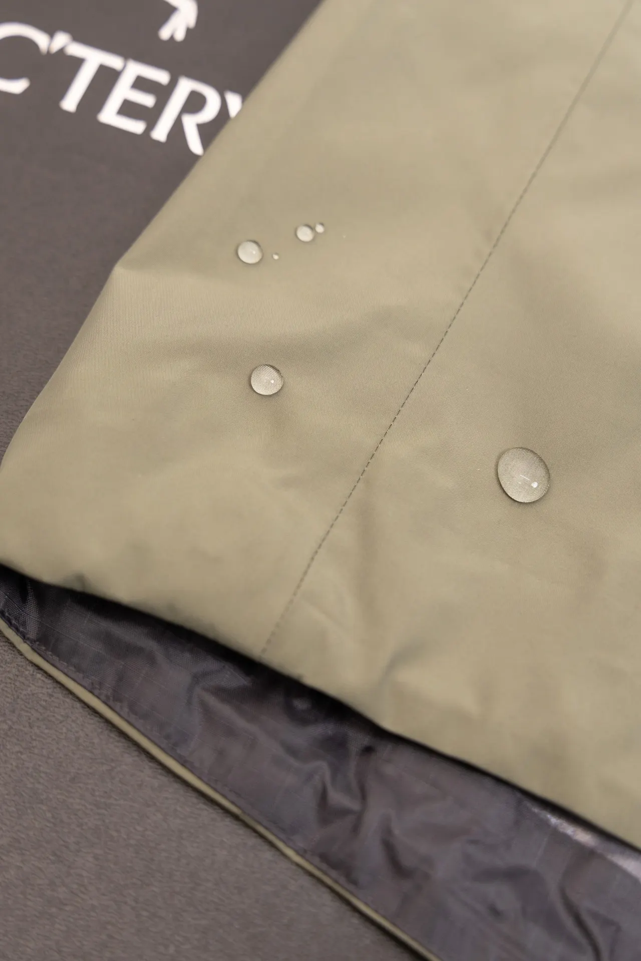 Alpha SV GORE-TEX Hooded Shell Jacket D34019490 — view 10