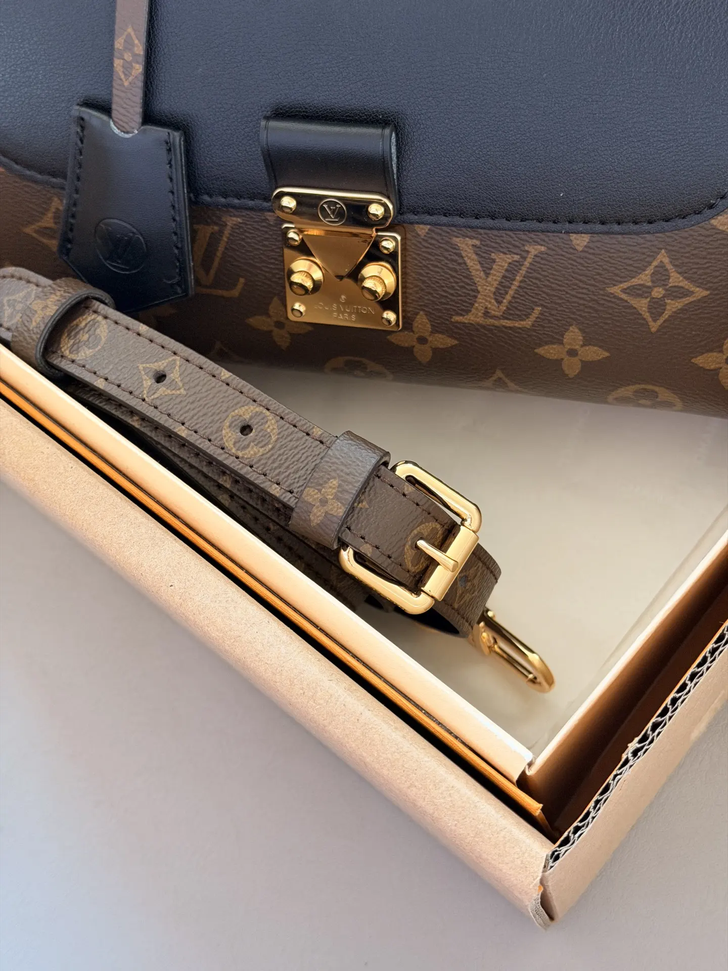 Madeleine Monogram Top-Handle Bag D34518379 — view 3