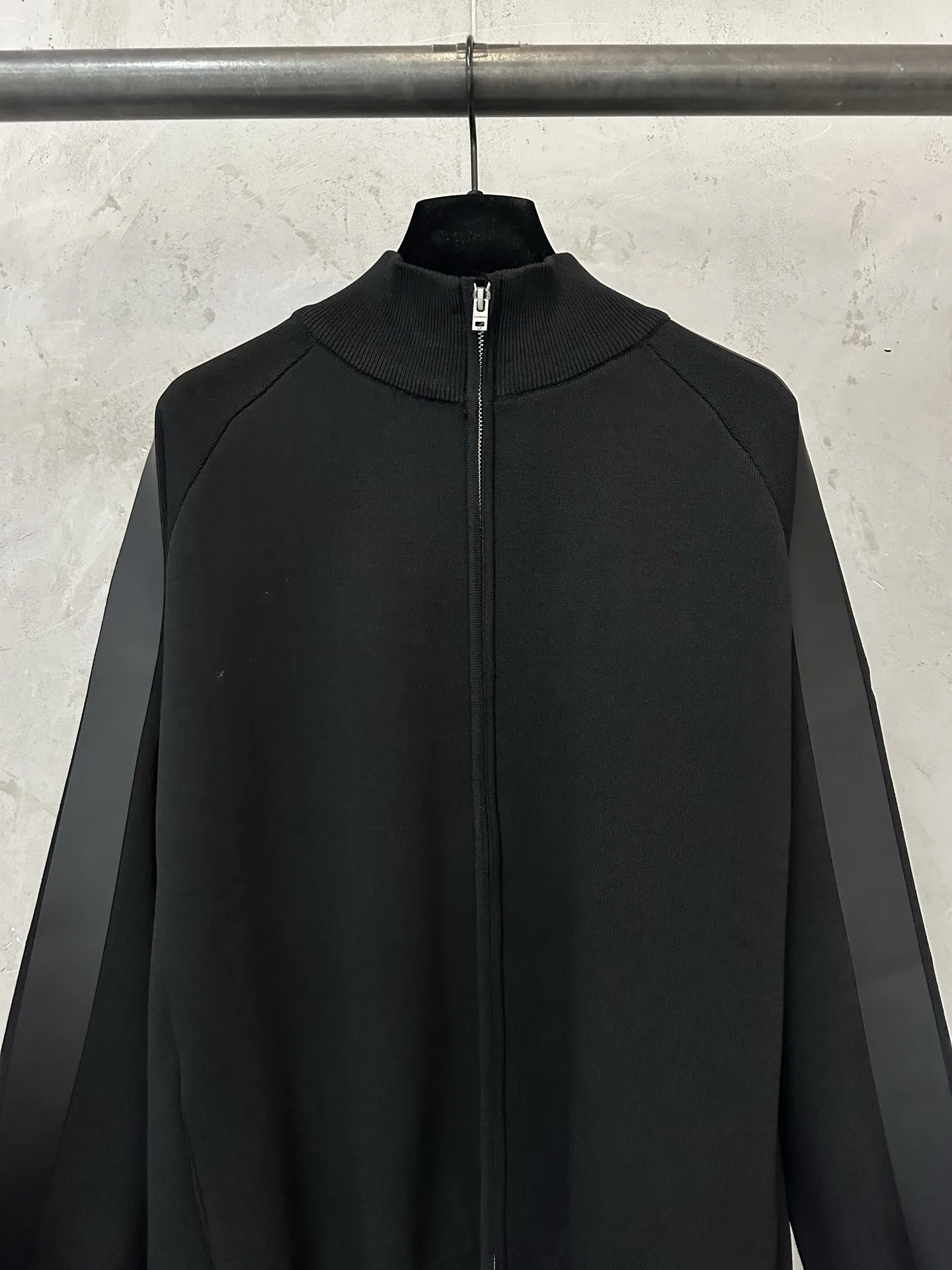 Logo-Embossed Zip-Up Knit Cardigan D35023149 — view 3
