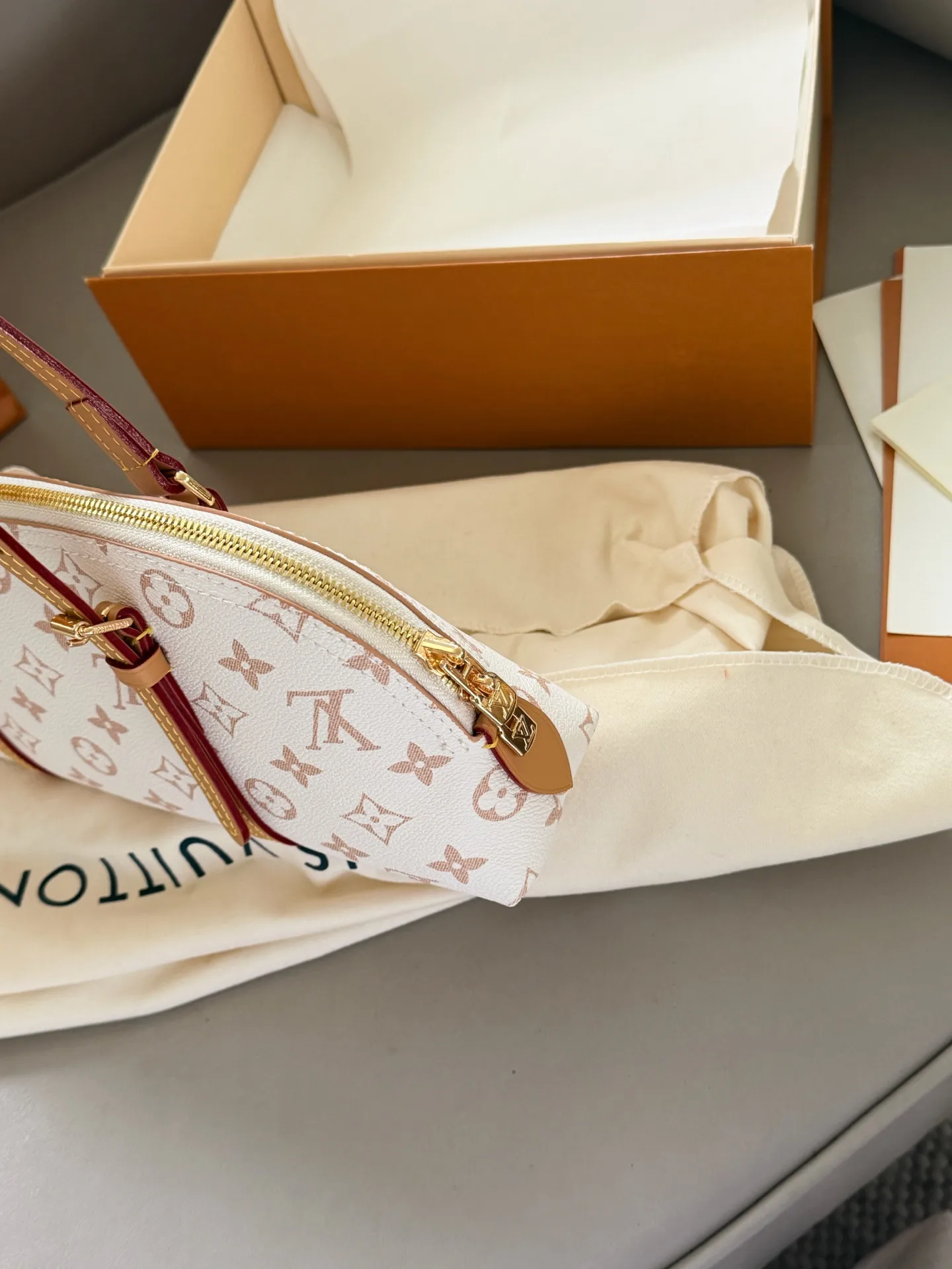 Squire East West Monogram Shoulder Bag D35518206 — view 5