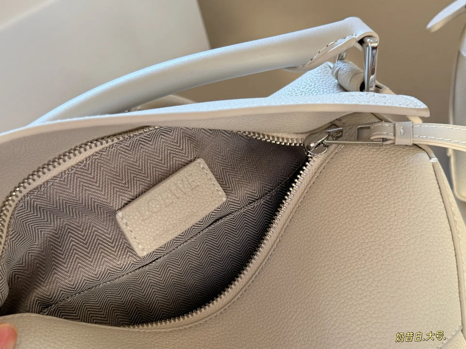 Loewe Puzzle Grained Leather Bag D35518040 — view 16