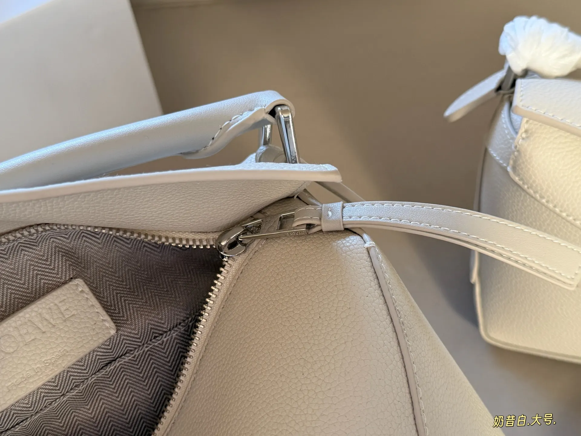 Loewe Puzzle Grained Leather Bag D35518040 — view 17