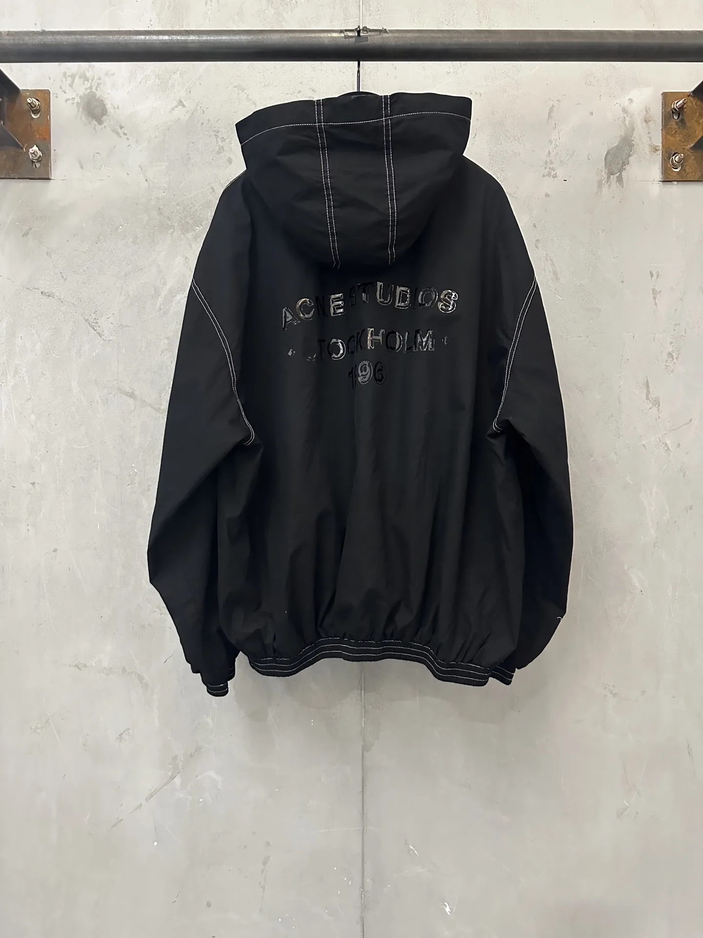 Contrast-Stitch Hooded Nylon Windbreaker D37020514 — view 2