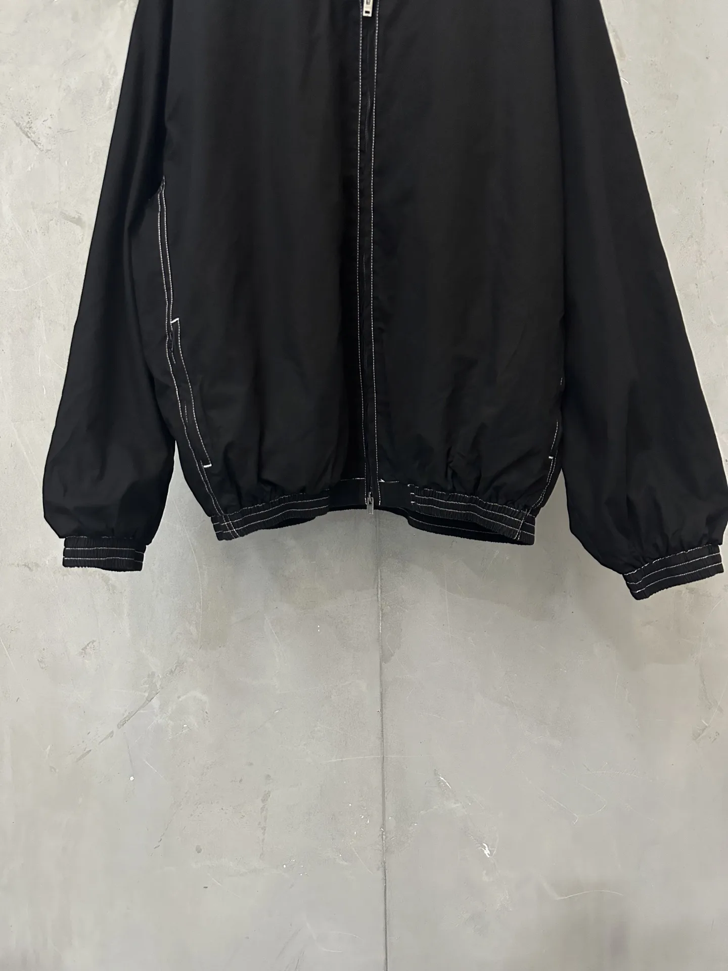Contrast-Stitch Hooded Nylon Windbreaker D37020514 — view 4