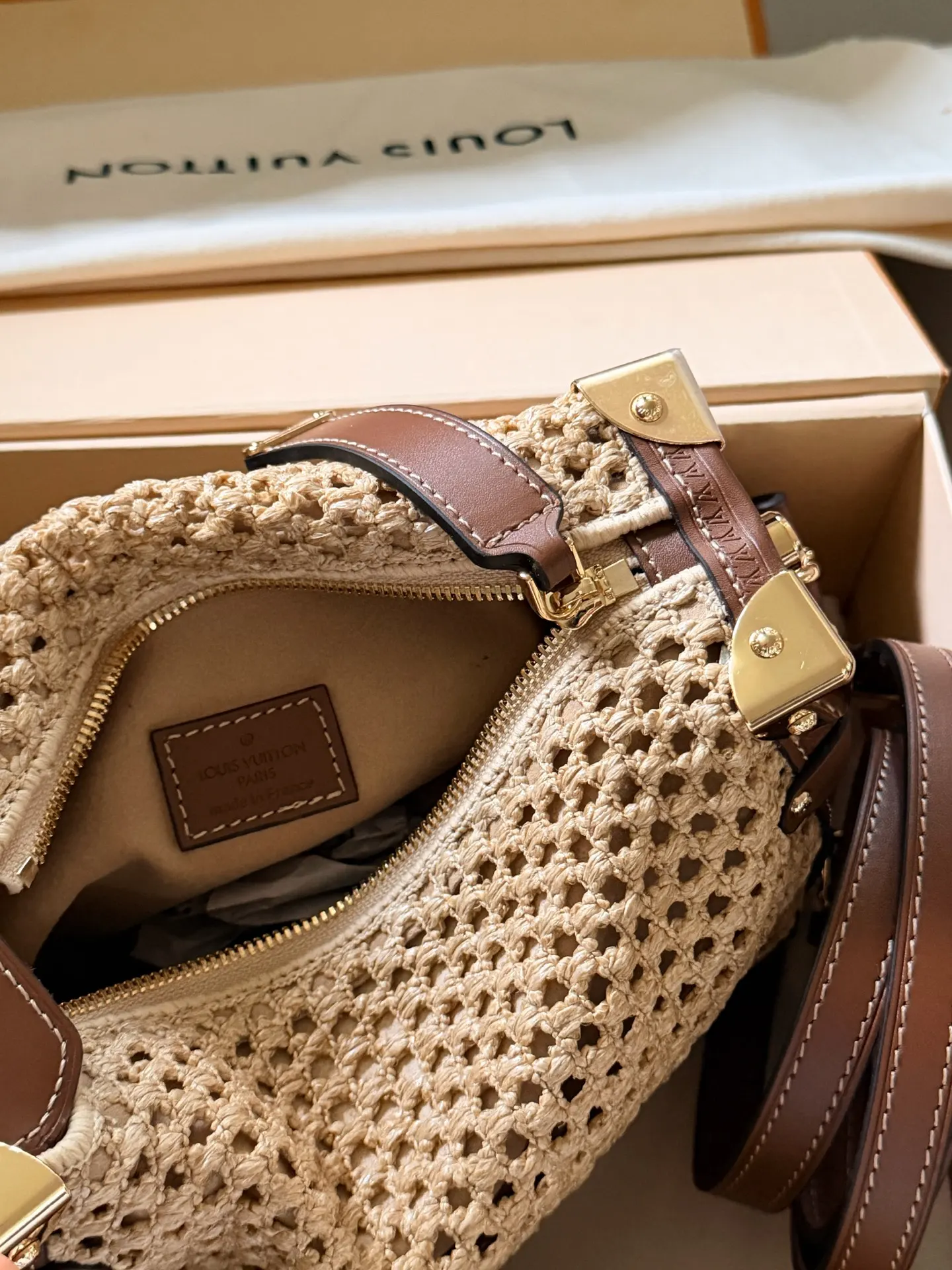 Trunkside Woven Shoulder Bag D37518202 — view 4