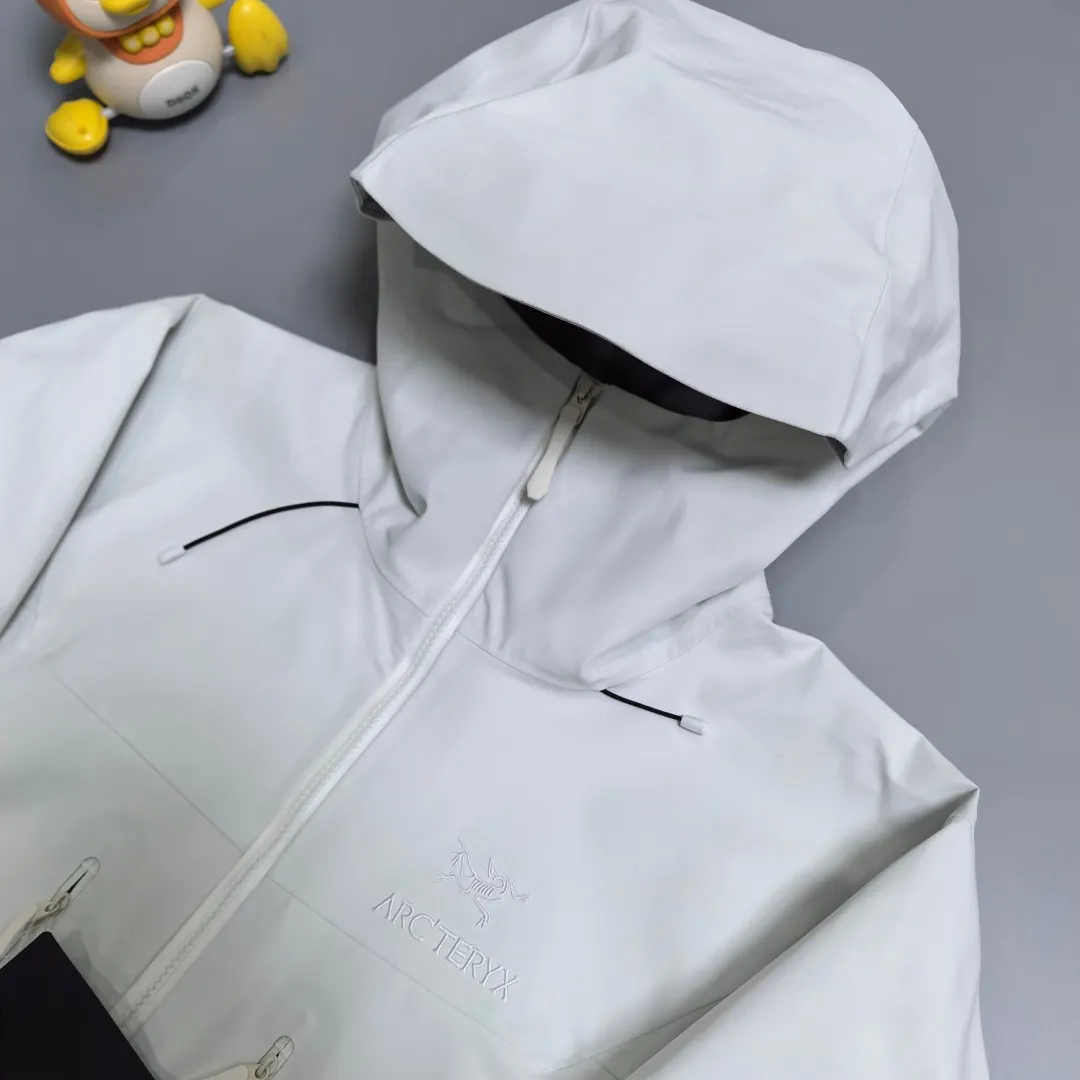 Alpha SV GORE-TEX Pro Hooded Shell Jacket D38018960 — view 2