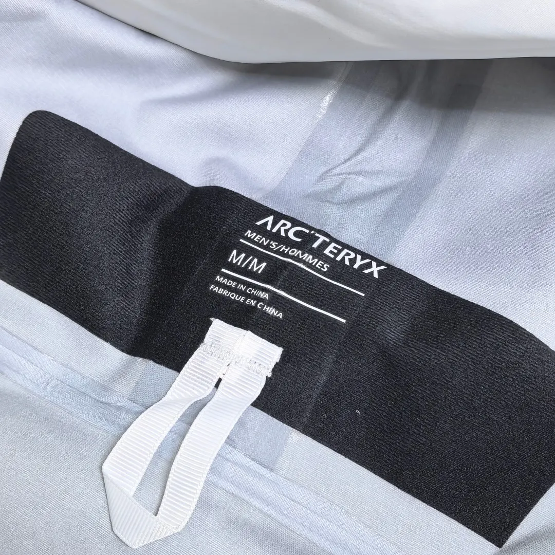 Alpha SV GORE-TEX Pro Hooded Shell Jacket D38018960 — view 10