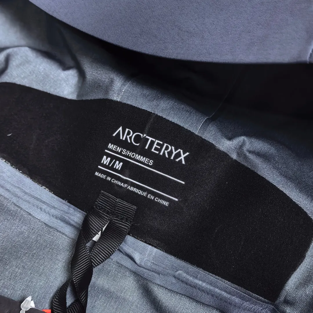 Alpha SV GORE-TEX Pro Hooded Shell Jacket D38018964 — view 10
