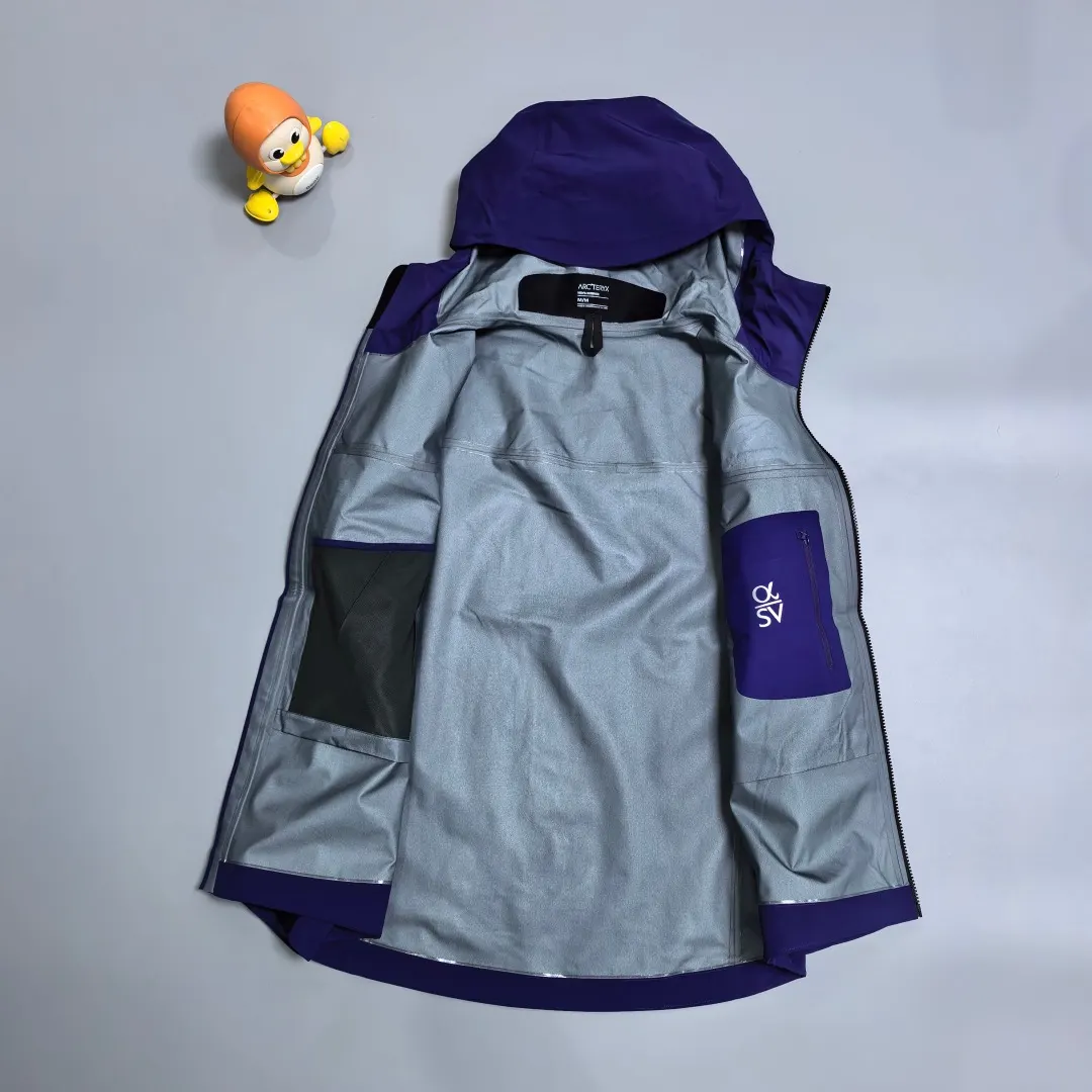 Alpha SV GORE-TEX Pro Hooded Shell Jacket D38018961 — view 9