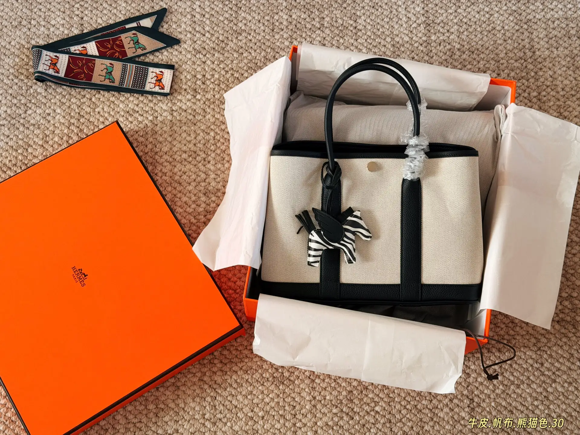 Garden Party Canvas & Leather Tote Bag D38018435 — view 2