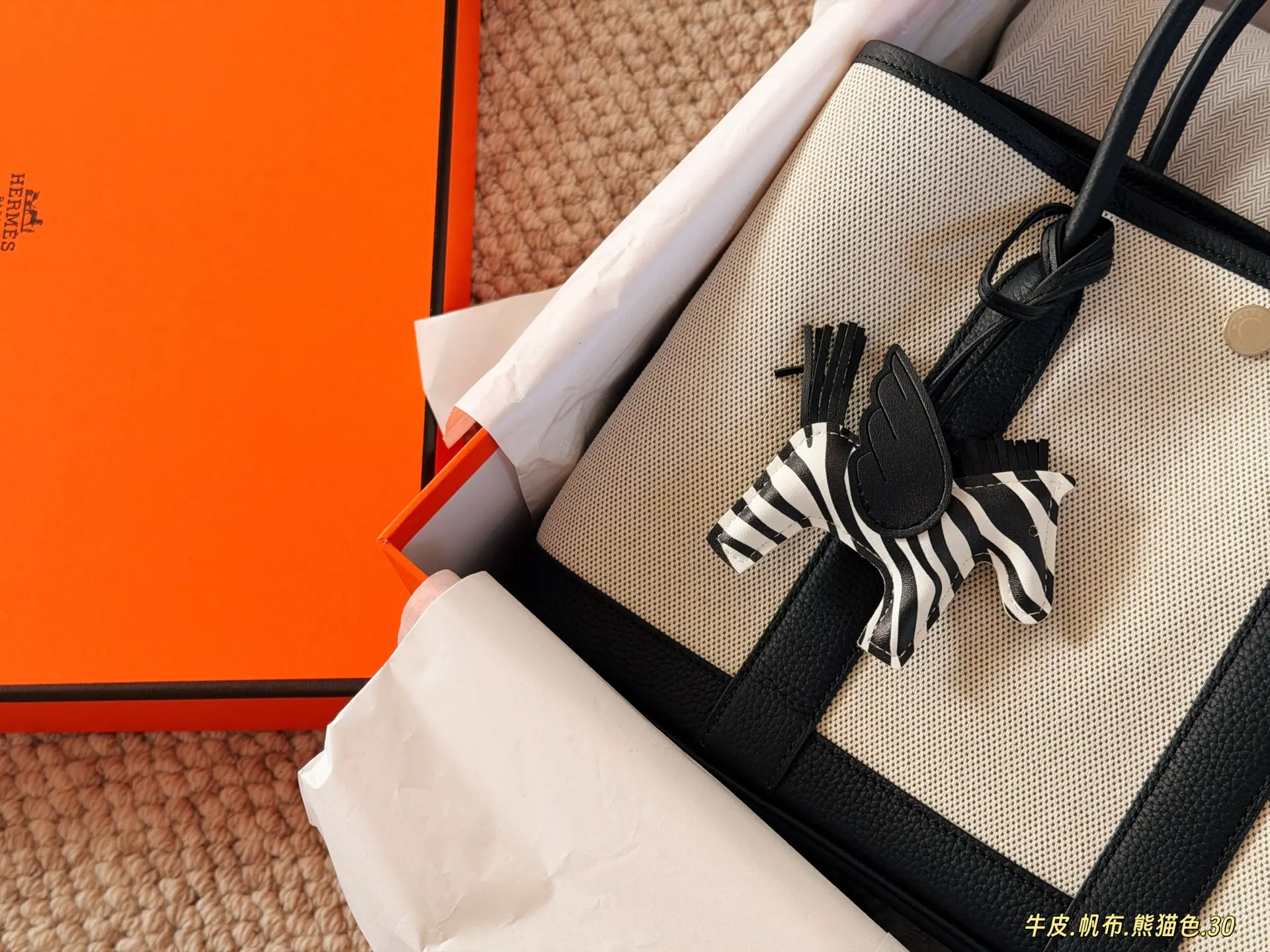 Garden Party Canvas & Leather Tote Bag D38018435 — view 4