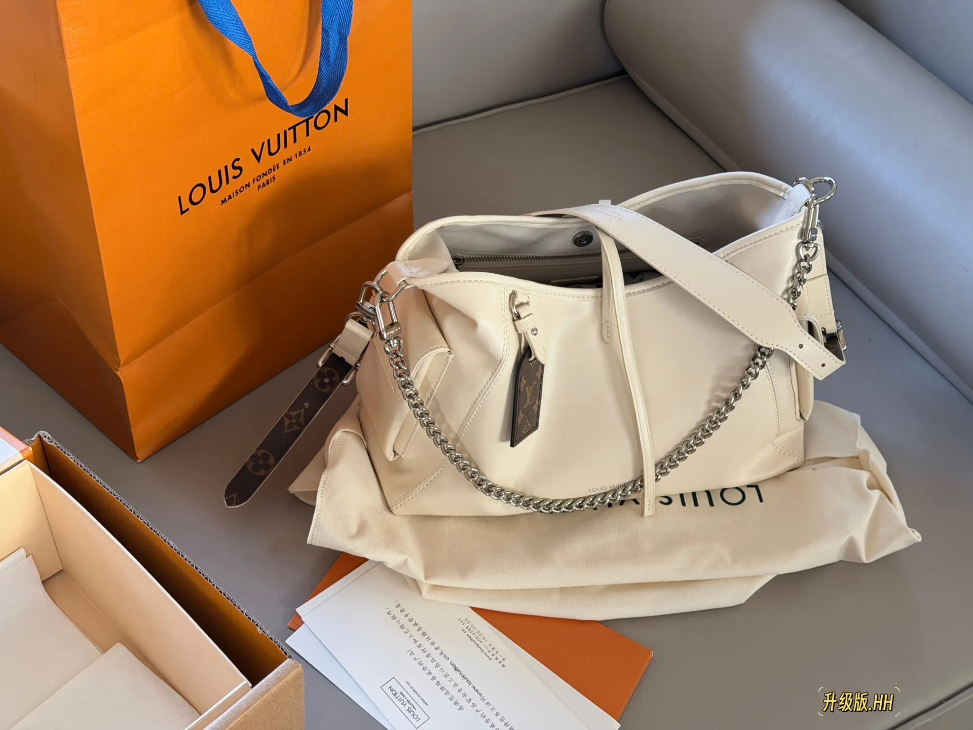 Carryall Cream Leather Tote Bag D38018004 — view 2