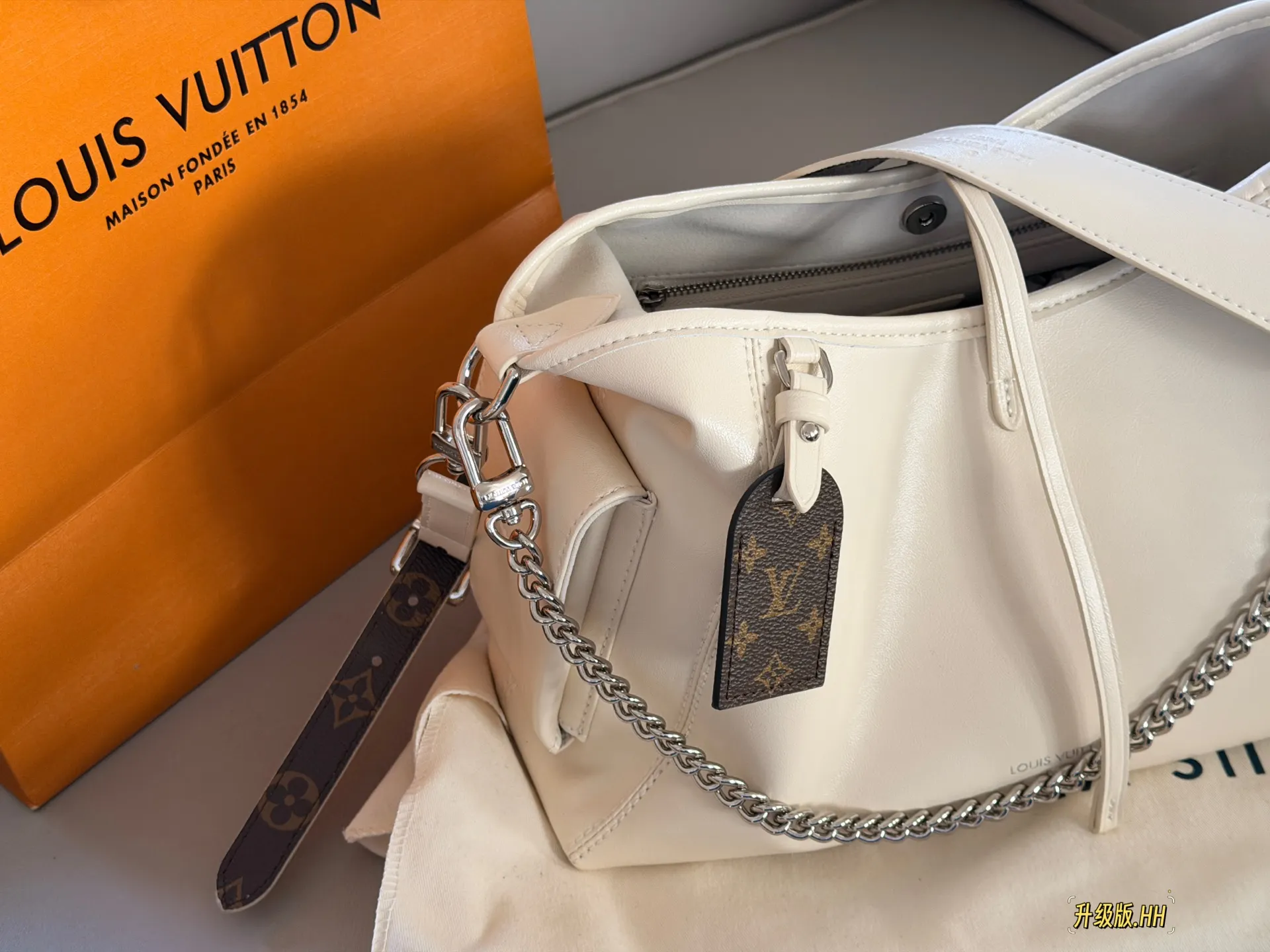 Carryall Cream Leather Tote Bag D38018004 — view 3