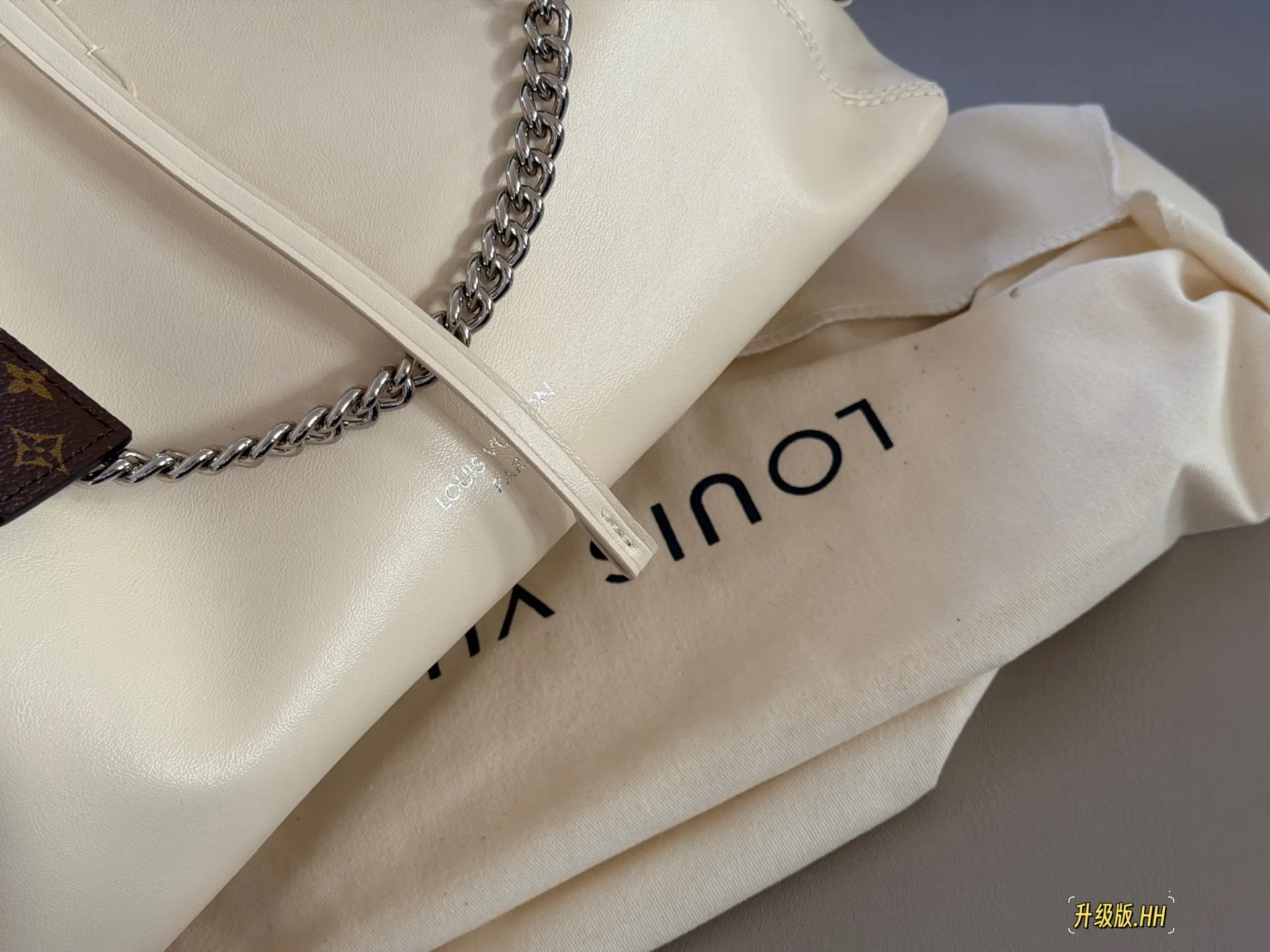 Carryall Cream Leather Tote Bag D38018004 — view 4