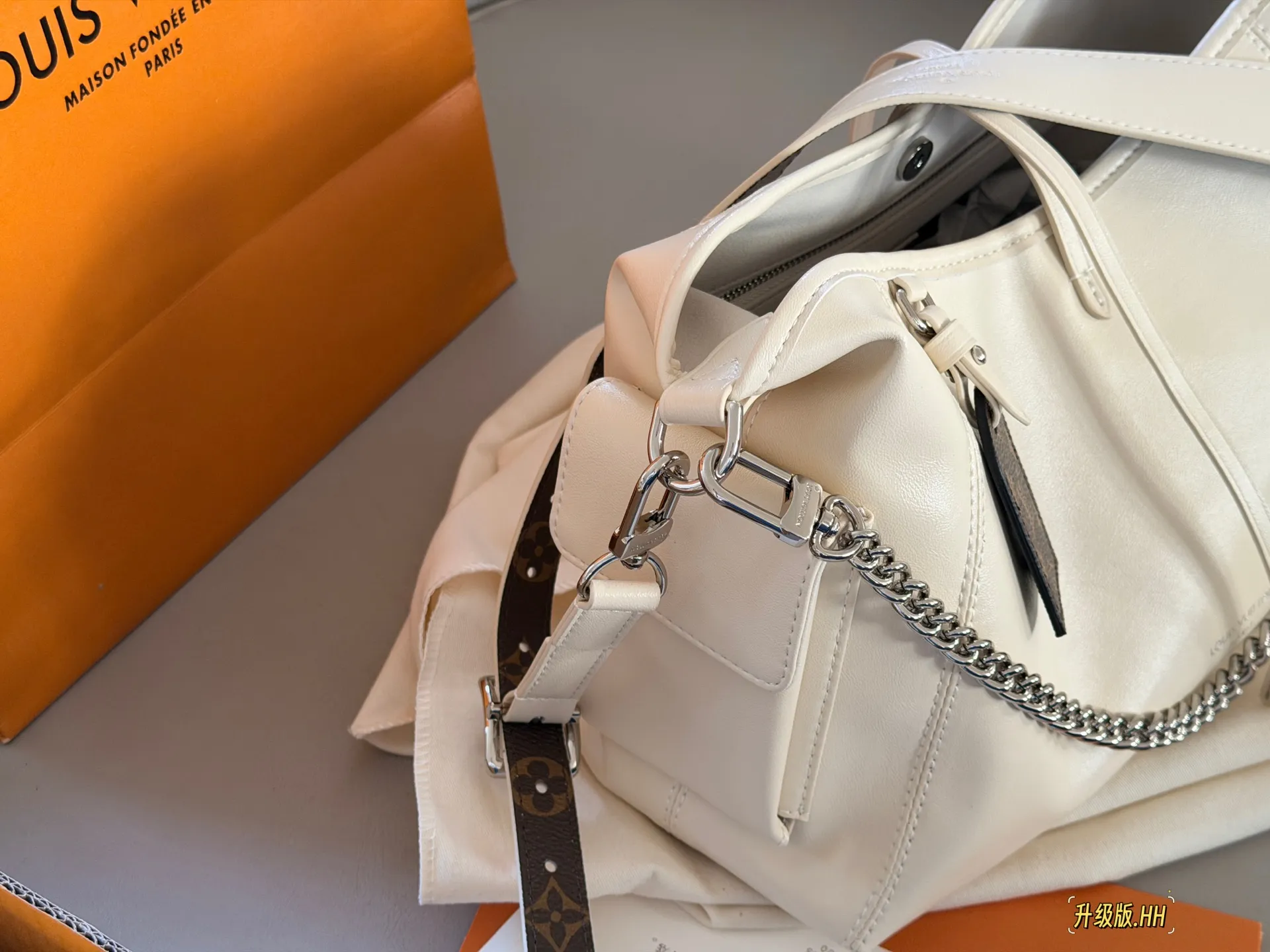 Carryall Cream Leather Tote Bag D38018004 — view 5