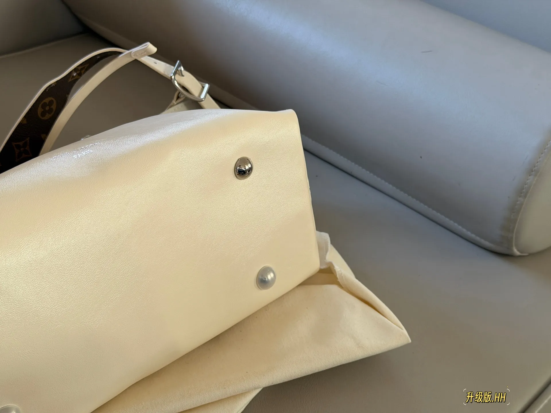 Carryall Cream Leather Tote Bag D38018004 — view 7