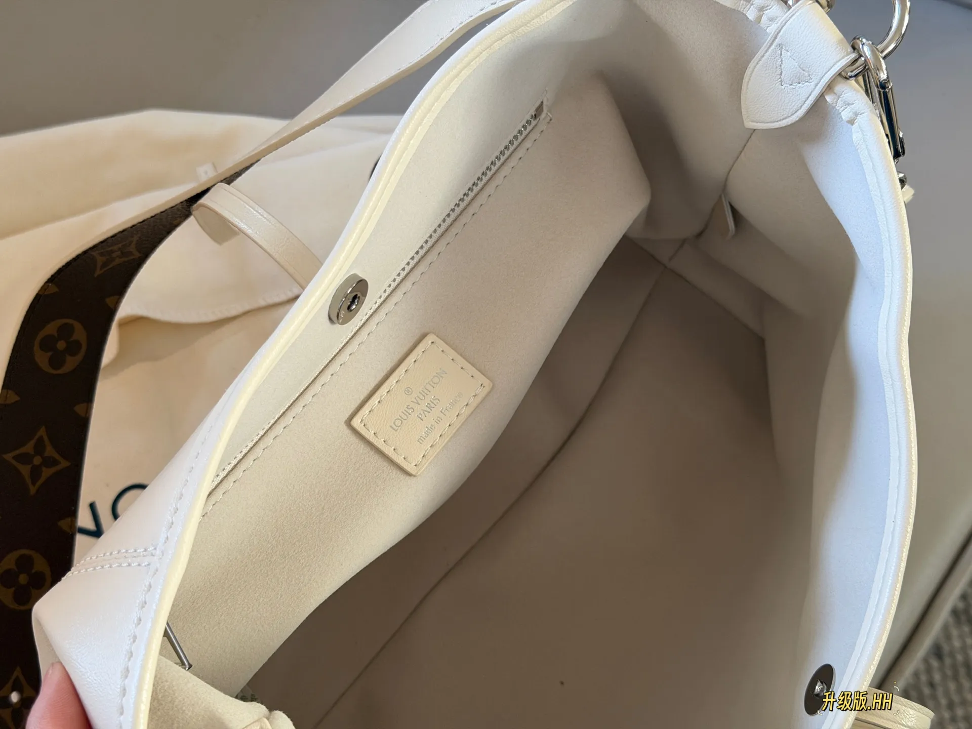 Carryall Cream Leather Tote Bag D38018004 — view 8