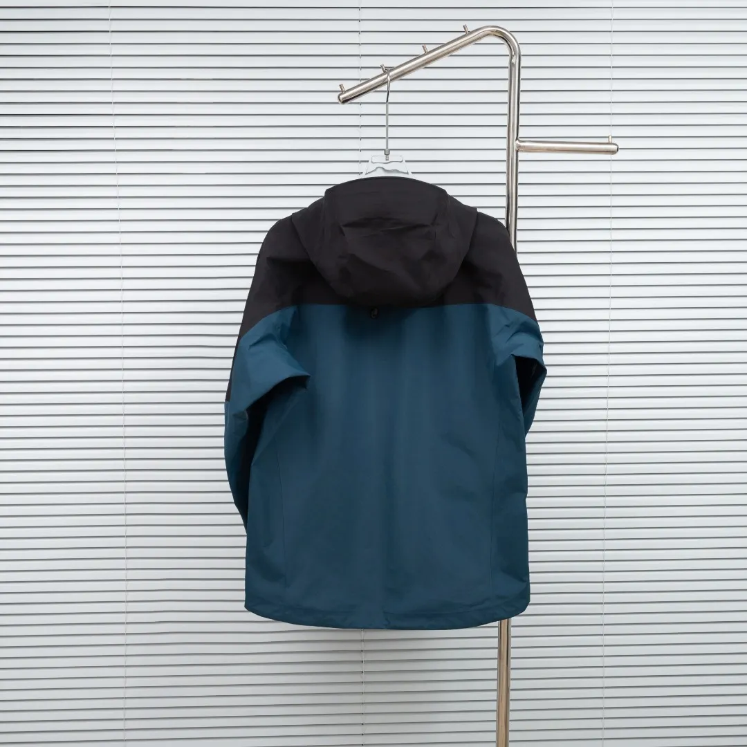 Alpha SV GORE-TEX Pro Hardshell Jacket D38023637 — view 2
