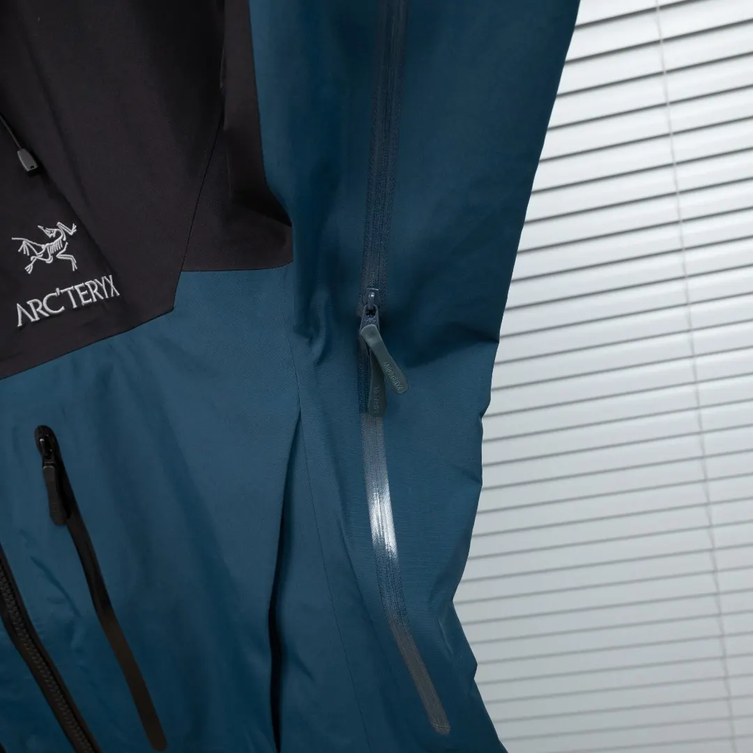 Alpha SV GORE-TEX Pro Hardshell Jacket D38023637 — view 11