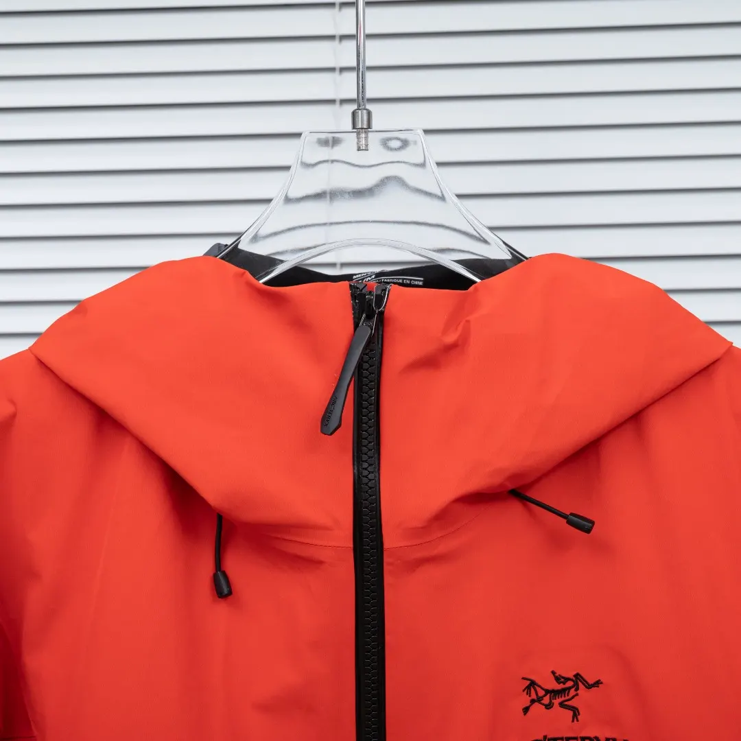 Alpha SV GORE-TEX Pro Hooded Shell Jacket D38023636 — view 4