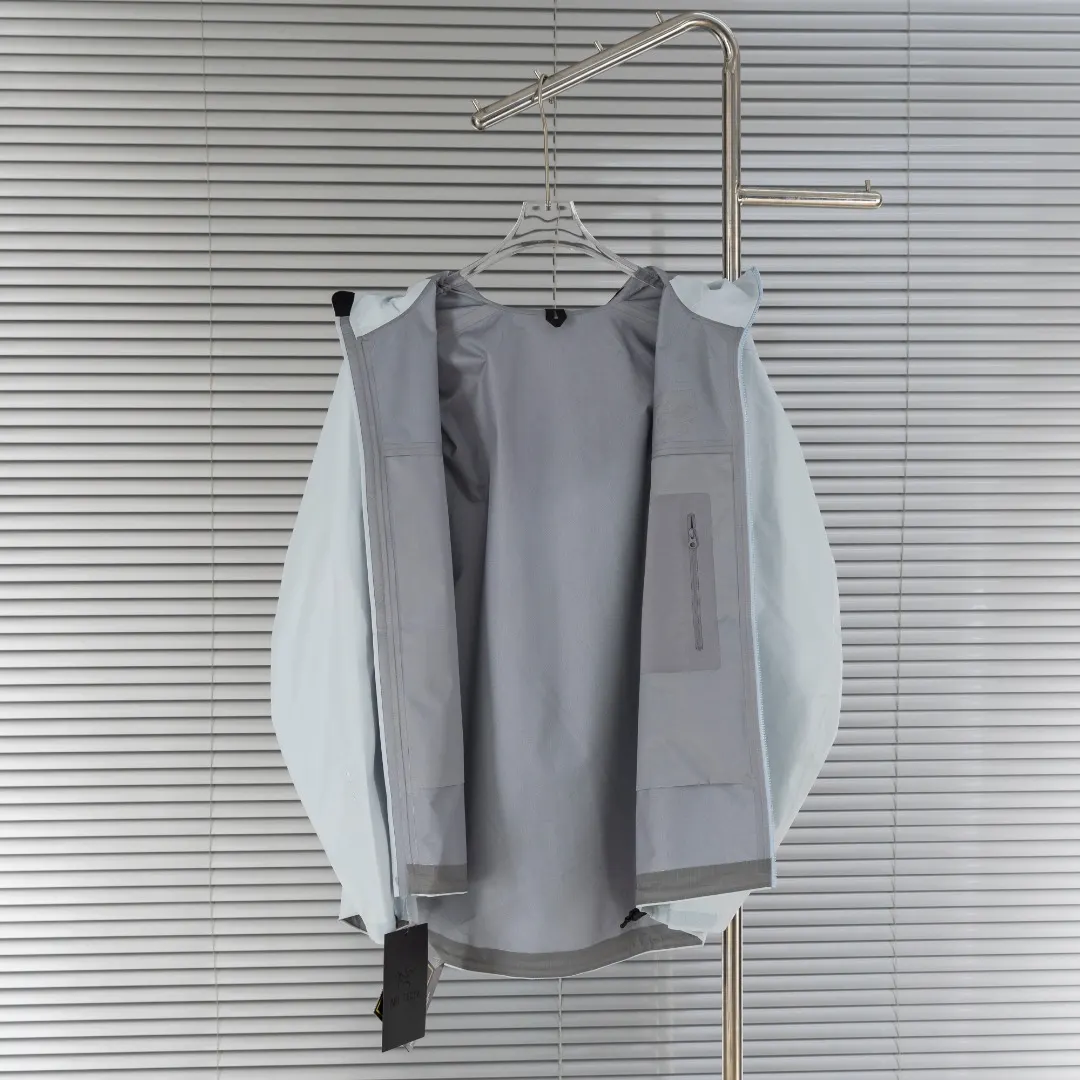 Beta Lightweight GORE-TEX Shell Jacket D39013420 — view 3