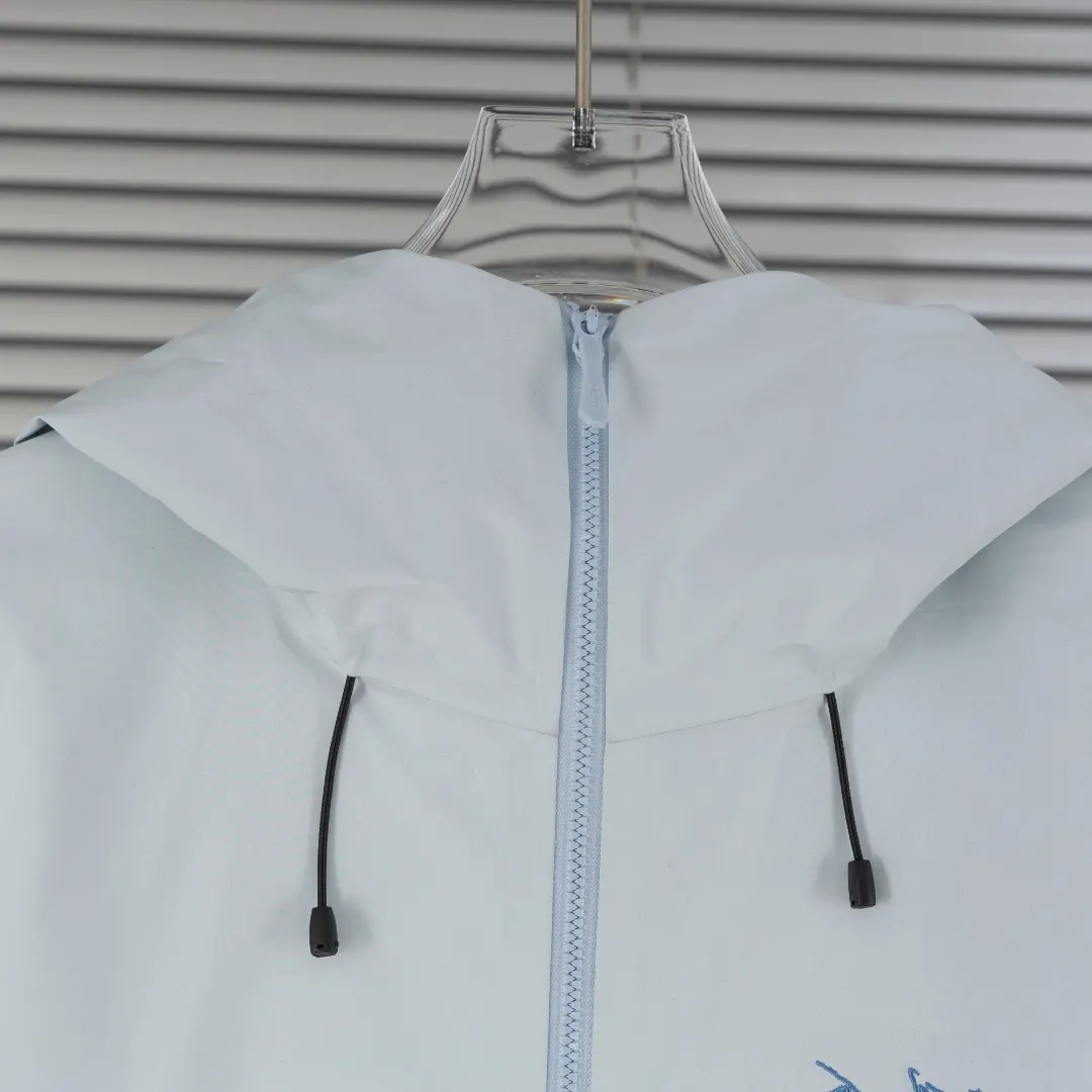 Beta Lightweight GORE-TEX Shell Jacket D39013420 — view 4