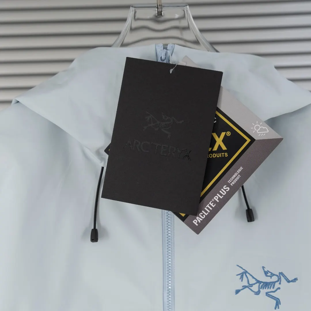 Beta Lightweight GORE-TEX Shell Jacket D39013420 — view 11