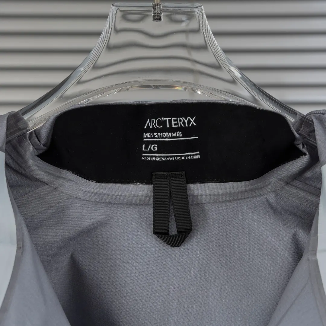 Beta Lightweight GORE-TEX Shell Jacket D39013420 — view 12