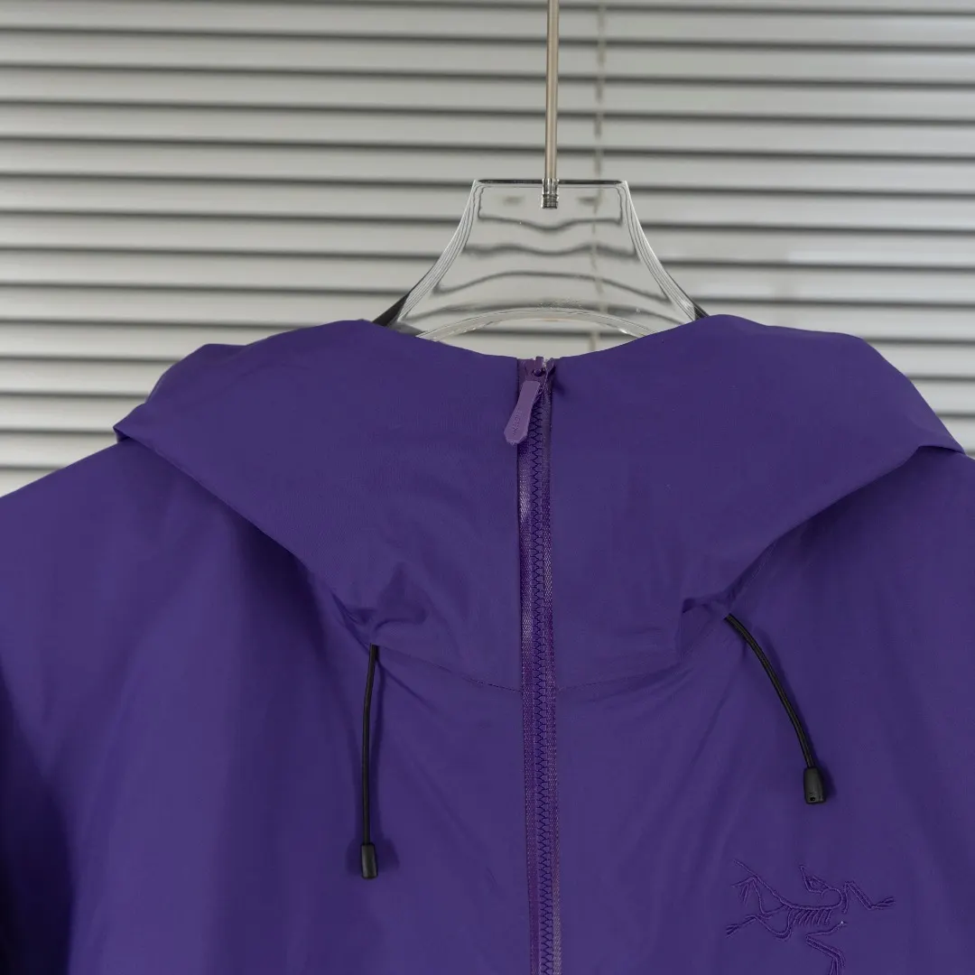 Beta Lightweight GORE-TEX Hooded Jacket D39013416 — view 4