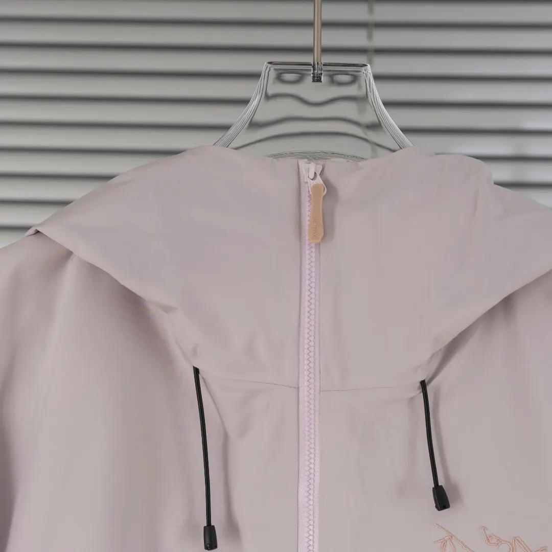 Beta Lightweight GORE-TEX Hooded Jacket D39013417 — view 4