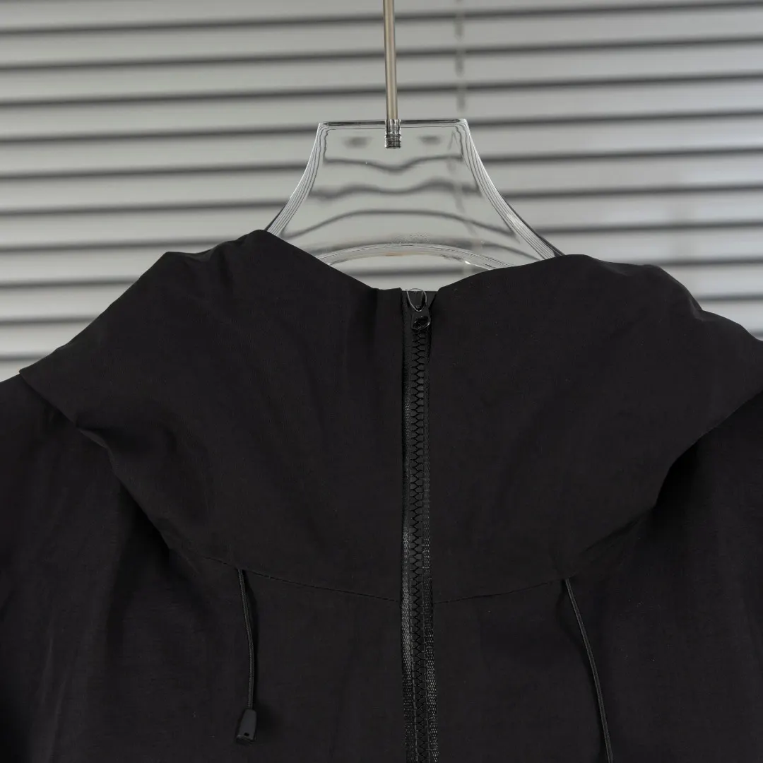 Beta Lightweight GORE-TEX Hooded Shell Jacket D39013415 — view 4