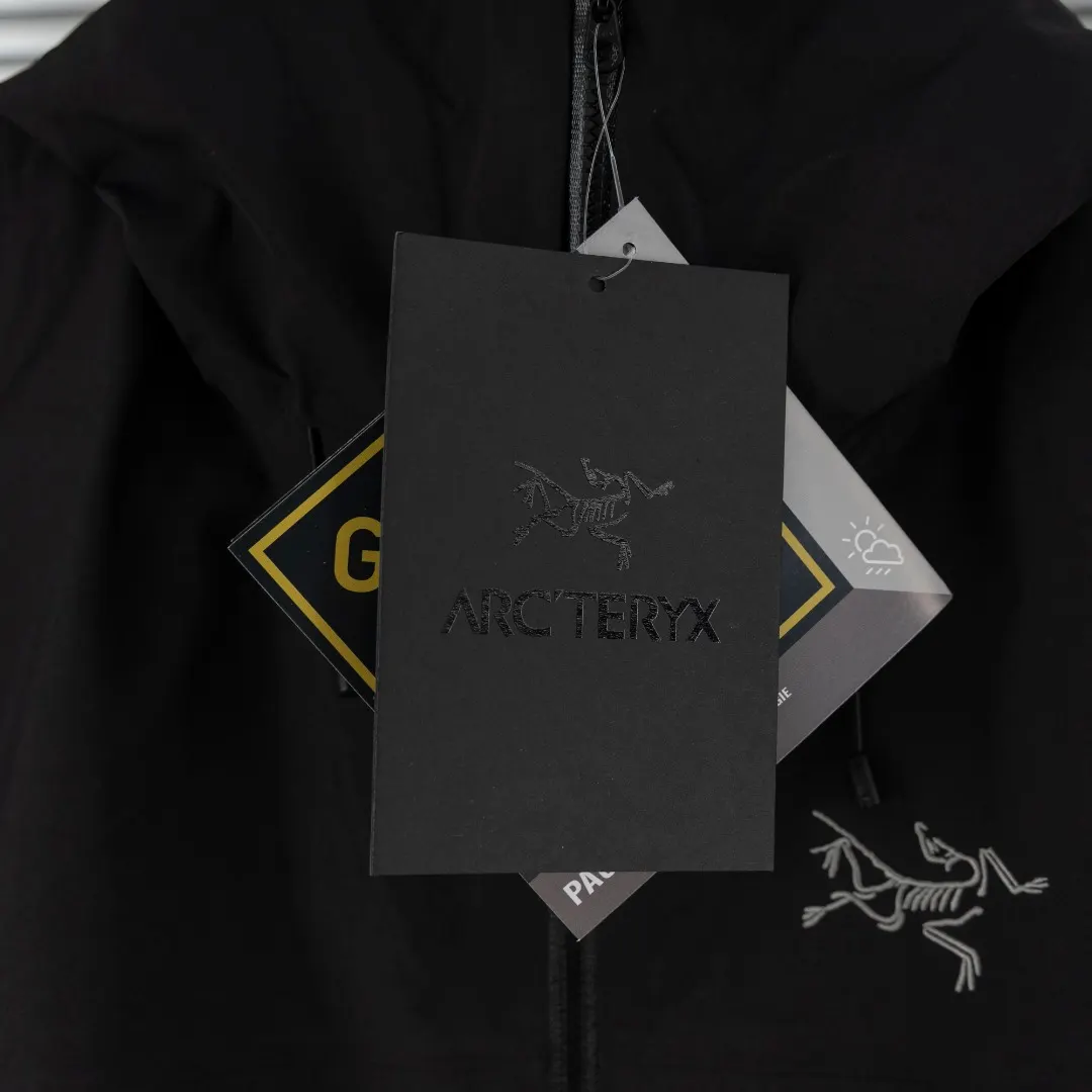 Beta Lightweight GORE-TEX Hooded Shell Jacket D39013415 — view 10