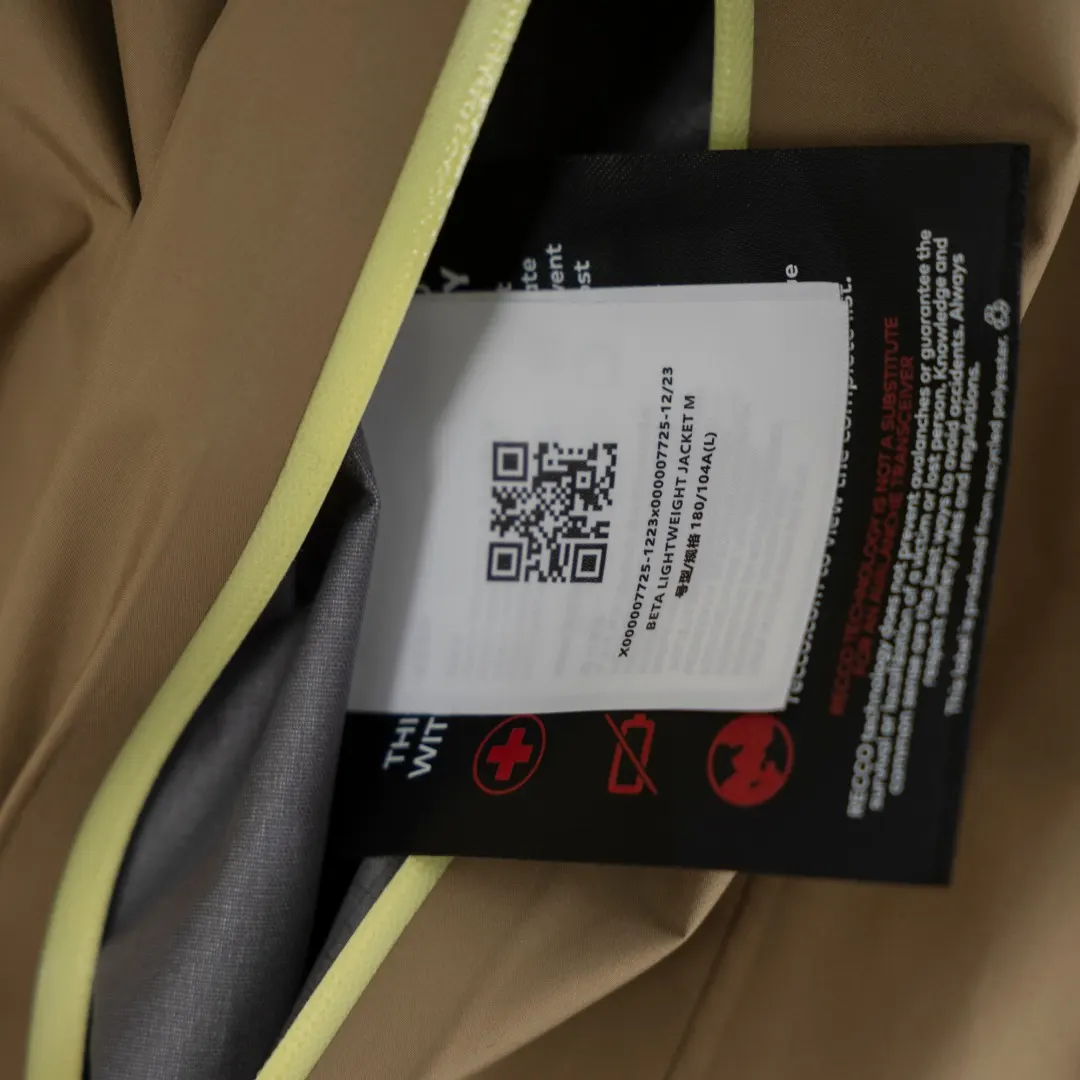 Beta Lightweight GORE-TEX Hooded Jacket D39013419 — view 10