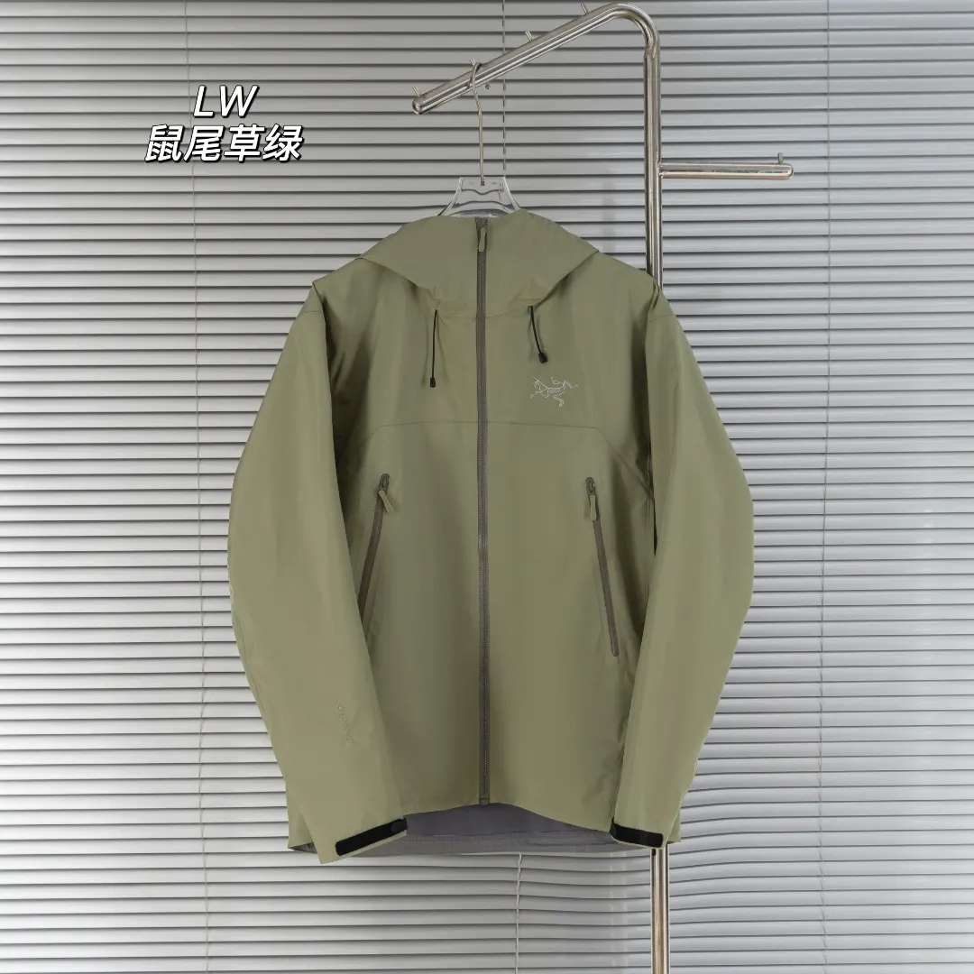 Beta Lightweight GORE-TEX Hooded Jacket D39013418