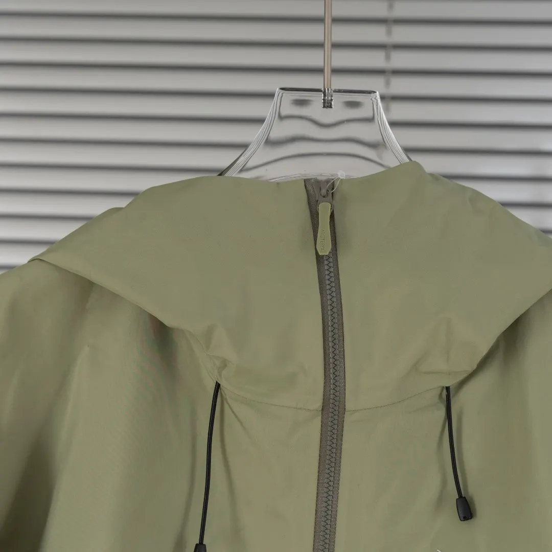 Beta Lightweight GORE-TEX Hooded Jacket D39013418 — view 4