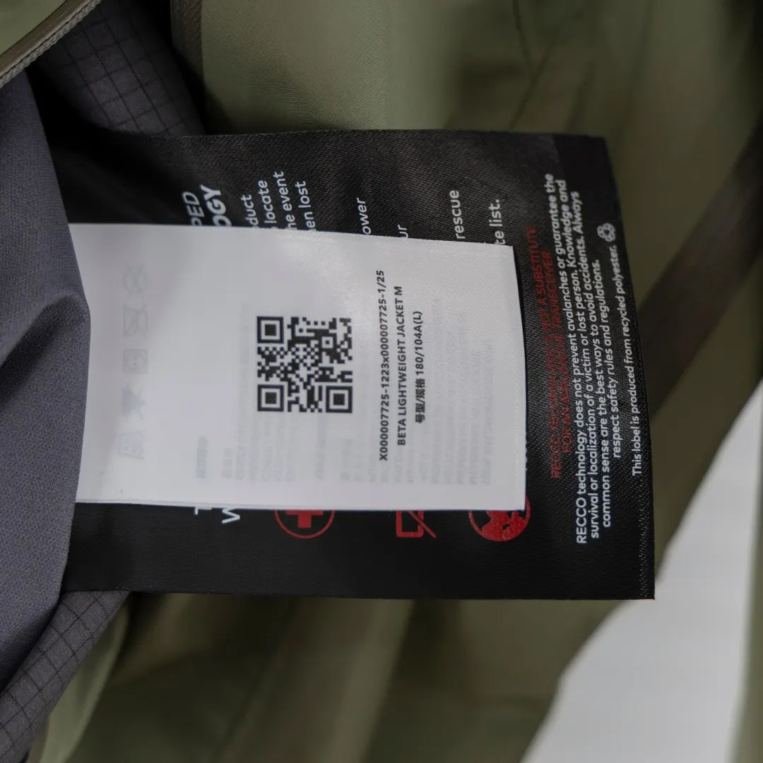 Beta Lightweight GORE-TEX Hooded Jacket D39013418 — view 10