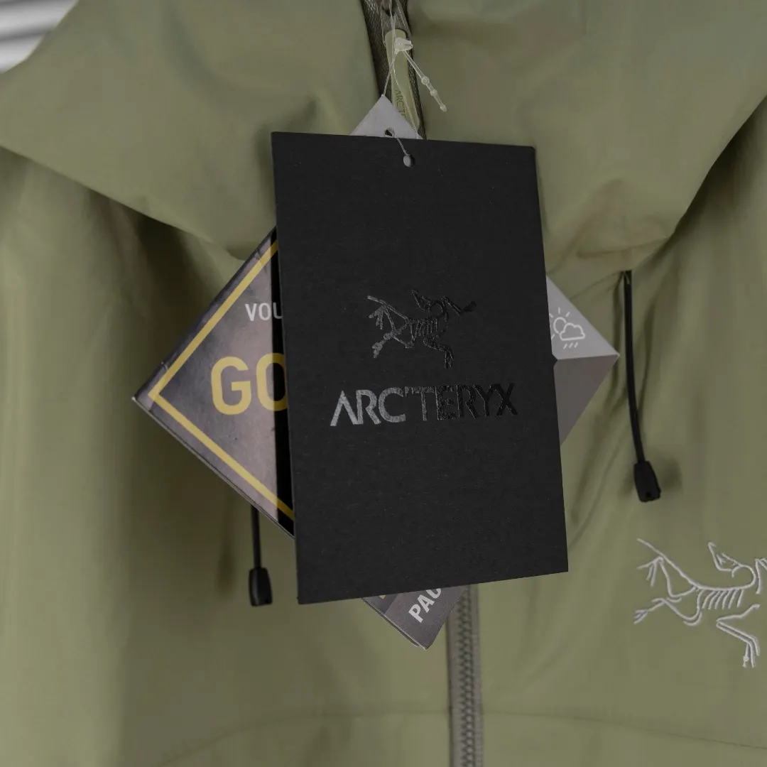 Beta Lightweight GORE-TEX Hooded Jacket D39013418 — view 11