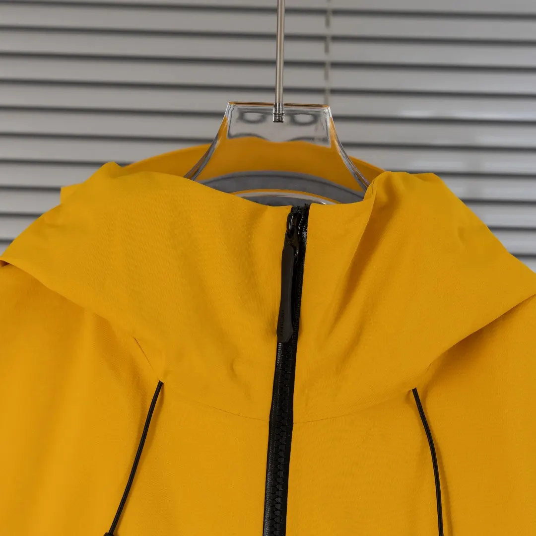Alpha SV GORE-TEX Pro Hooded Shell Jacket D40013413 — view 4
